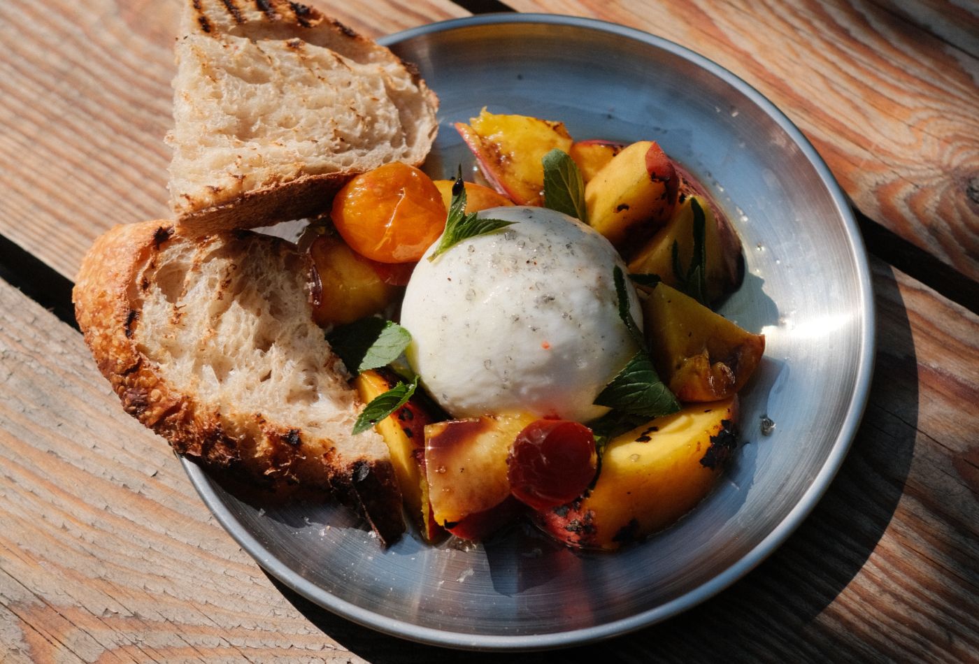 Burrata grillezett barackkal és pirítóssal a brunchon