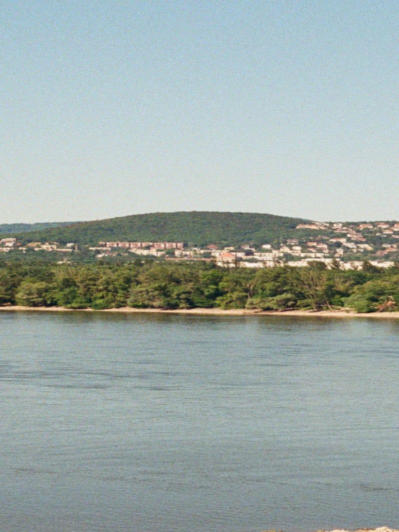 Kilátás a Dunára és a városra a Népszigetről
