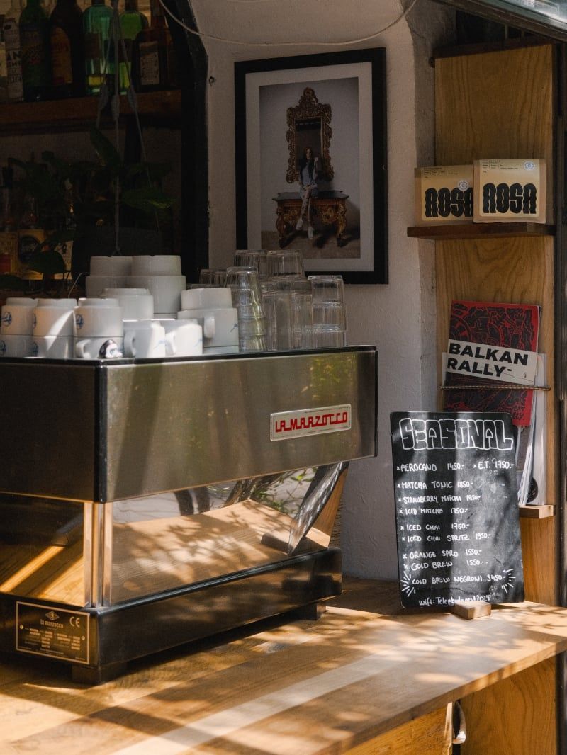 A kávépult La Marzocco géppel és ROSA kávékkal
